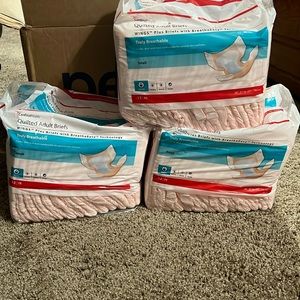 Cardinal Health Wings Ultra Quilted Adult Brief, Heavy Absorbency, small   New 3